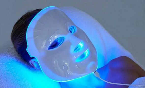 علاج LED بالضوء لمكافحة التغيرات المرتبطة بالعمر في بشرة الوجه